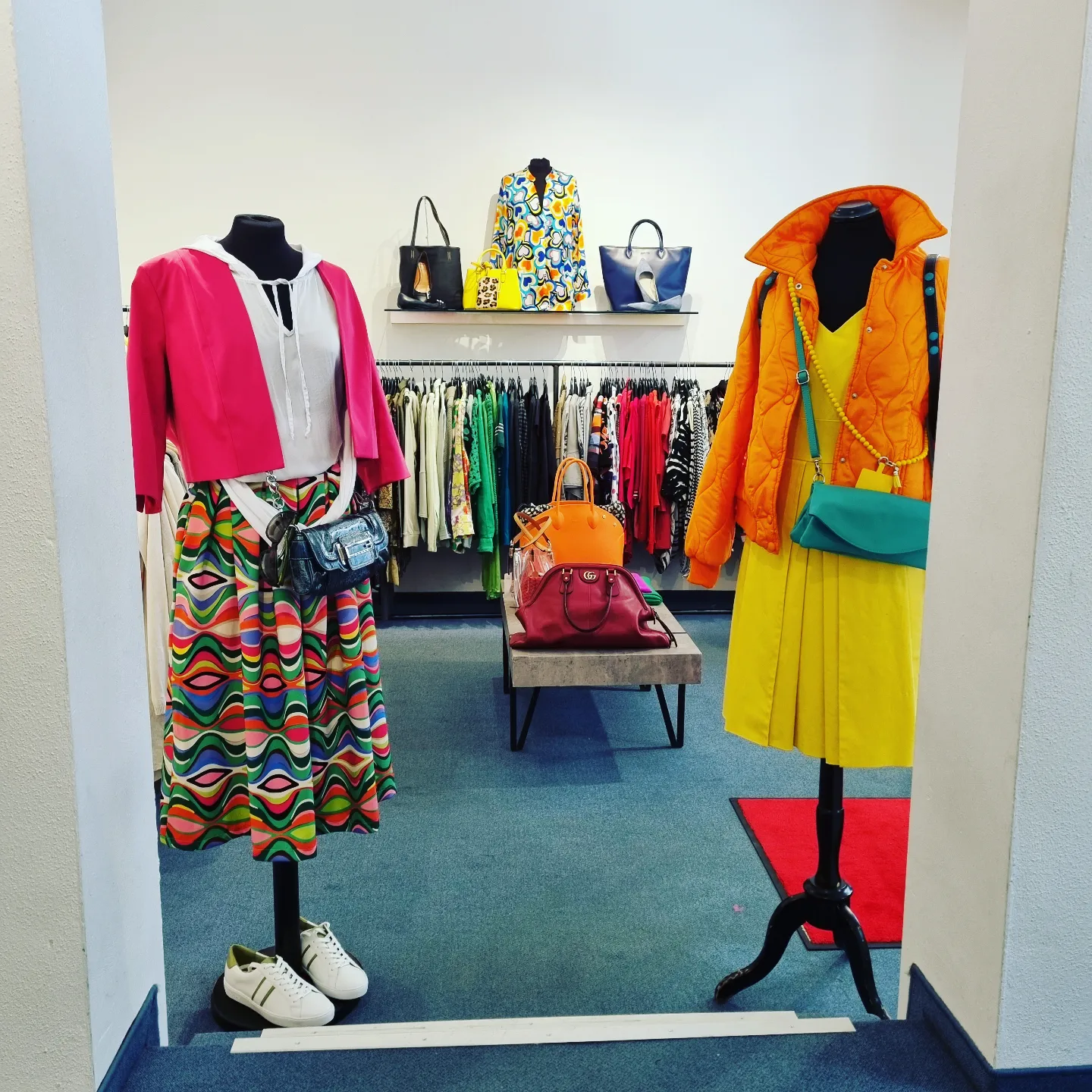 Verkaufsraum von Ladies First mit farbenfroher Designermode